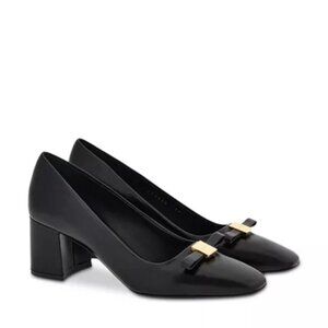 Ferragamo Black and Gold Heels Elegant Design size 7.5C Wide